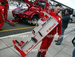 27.09.2002 Indianapolis, USA, F1 in Indianapolis, Freitag, Rubens Barrichello (Ferrari, F2002, Nr. 02) auf der Strecke - er crashte in die Mauer - hier der abgebrochene Frontflügel, 2002 SAP United States Grand Prix - (USGP, Formel 1, USA, Grand Prix, GP). c xpb.cc - weitere Bilder auf der Datenbank unter www.xpb.cc - Email: info@xpb.cc