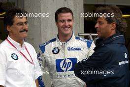 27.09.2002 Indianapolis, USA, F1 in Indianapolis, Freitag, Dr. Mario Theissen und Ralf Schumacher (BMW WilliamsF1) in der Box, 2002 SAP United States Grand Prix - (USGP, Formel 1, USA, Grand Prix, GP). c xpb.cc - weitere Bilder auf der Datenbank unter www.xpb.cc - Email: info@xpb.cc