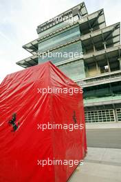 25.09.2002 Indianapolis, USA, F1 in Indianapolis, Mittwoch, Feature, Podium und Start/Zielturm am Indy Racetrack davor steht eine Frachtkiste von Ferrari, 2002 SAP United States Grand Prix - (USGP, Formel 1, USA, Grand Prix, GP). c xpb.cc - weitere Bilder auf der Datenbank unter www.xpb.cc - Email: info@xpb.cc