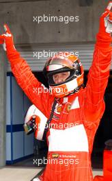 28.09.2002 Indianapolis, USA, F1 in Indianapolis, Samstag, Qualifying, Michael Schumacher (Ferrari) im Park Ferme auf Pole, 2002 SAP United States Grand Prix - (USGP, Formel 1, USA, Grand Prix, GP). c xpb.cc - weitere Bilder auf der Datenbank unter www.xpb.cc - Email: info@xpb.cc