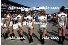 29.09.2002 Indianapolis, USA, F1 in Indianapolis, Sonntag 29.09.2002, Fahrerparade, Gridgirls, Feature, 2002 SAP United States Grand Prix - (USGP, Formel 1, USA, Grand Prix, GP). c xpb.cc - weitere Bilder auf der Datenbank unter www.xpb.cc - Email: info@xpb.cc