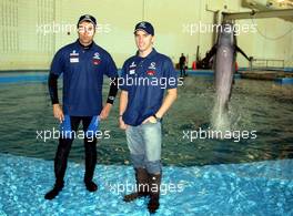 25.09.2002 Indianapolis, USA, F1 in Indianapolis, Mittwoch, Sauber Petronas, Rennfahrer Nick Heidfeld und Heinz Harald Frentzen zu Besuch bei den Delphinen und Elefanten des Indianapolis Zoo, 2002 SAP United States Grand Prix - (USGP, Formel 1, USA, Grand Prix, GP). c xpb.cc - weitere Bilder auf der Datenbank unter www.xpb.cc - Email: info@xpb.cc