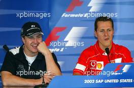 27.09.2002 Indianapolis, USA, F1 in Indianapolis, Freitag, FIA Pressekonferenz, Ralf Schumacher (BMW WilliamsF1) und Michael Schumacher (Ferrari), 2002 SAP United States Grand Prix - (USGP, Formel 1, USA, Grand Prix, GP). c xpb.cc - weitere Bilder auf der Datenbank unter www.xpb.cc - Email: info@xpb.cc