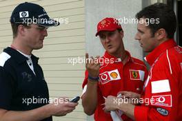 27.09.2002 Indianapolis, USA, F1 in Indianapolis, Freitag, Michael Schumacher (Ferrari) und Ralf Schumacher im Paddock Bereich, 2002 SAP United States Grand Prix - (USGP, Formel 1, USA, Grand Prix, GP). c xpb.cc - weitere Bilder auf der Datenbank unter www.xpb.cc - Email: info@xpb.cc