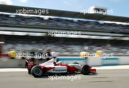 27.09.2002 Indianapolis, USA, F1 in Indianapolis, Freitag, Allan McNish (Toyota Racing, TF102, Nr. 23) auf der Strecke, 2002 SAP United States Grand Prix - (USGP, Formel 1, USA, Grand Prix, GP). c xpb.cc - weitere Bilder auf der Datenbank unter www.xpb.cc - Email: info@xpb.cc