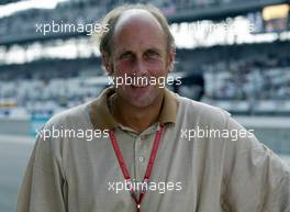 30.09.2002 Indianapolis, USA, F1 in Indianapolis, Sonntag 29.09.2002, der ehemalige Formel1 Fahrer und heutige Premiere-Experte/ Moderator Hans-Joachim Stuck, Portrait, 2002 SAP United States Grand Prix - (USGP, Formel 1, USA, Grand Prix, GP). c xpb.cc - weitere Bilder auf der Datenbank unter www.xpb.cc - Email: info@xpb.cc