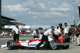 27.09.2002 Indianapolis, USA, F1 in Indianapolis, Freitag, Mika Salo (Toyota Racing) in der Box, 2002 SAP United States Grand Prix - (USGP, Formel 1, USA, Grand Prix, GP). c xpb.cc - weitere Bilder auf der Datenbank unter www.xpb.cc - Email: info@xpb.cc