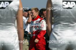 29.09.2002 Indianapolis, USA, F1 in Indianapolis, Sonntag 29.09.2002, Mika Salo auf dem Weg zur Fahrerparade, vorbei an den Gridgirls, 2002 SAP United States Grand Prix - (USGP, Formel 1, USA, Grand Prix, GP). c xpb.cc - weitere Bilder auf der Datenbank unter www.xpb.cc - Email: info@xpb.cc