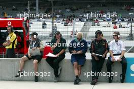 27.09.2002 Indianapolis, USA, F1 in Indianapolis, Freitag, auf der Boxenmauer sitzen die Beobachter der Teams und notieren jede Ausfahrt der anderen Teams, 2002 SAP United States Grand Prix - (USGP, Formel 1, USA, Grand Prix, GP). c xpb.cc - weitere Bilder auf der Datenbank unter www.xpb.cc - Email: info@xpb.cc