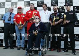 27.09.2002 Indianapolis, USA, F1 in Indianapolis, Freitag, Professor Sid Watkins, Michael Schumacher, Ross Brawn, Tony George, Sir Frank Williams, Paul Stoddart, Kimi Raikkonen mit den "Bernie Award s" 2002 (Charity, Brain & Spine Foundation), im Paddock Bereich, 2002 SAP United States Grand Prix - (USGP, Formel 1, USA, Grand Prix, GP). c xpb.cc - weitere Bilder auf der Datenbank unter www.xpb.cc - Email: info@xpb.cc