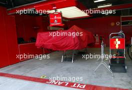 25.09.2002 Indianapolis, USA, F1 in Indianapolis, Mittwoch, Feature, Boxengase Ferrari Box ca. 17.30 Uhr - Ferrari macht Feierabend, 2002 SAP United States Grand Prix - (USGP, Formel 1, USA, Grand Prix, GP). c xpb.cc - weitere Bilder auf der Datenbank unter www.xpb.cc - Email: info@xpb.cc