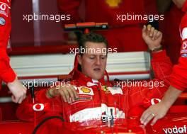 27.09.2002 Indianapolis, USA, F1 in Indianapolis, Freitag, vor dem Training nimmt Michael Schumacher (Ferrari) in seinem Wagen platz und lässt sich den Sitz anpassen, 2002 SAP United States Grand Prix - (USGP, Formel 1, USA, Grand Prix, GP). c xpb.cc - weitere Bilder auf der Datenbank unter www.xpb.cc - Email: info@xpb.cc