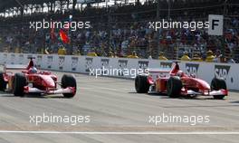 29.09.2002 Indianapolis, USA, F1 in Indianapolis, Sonntag 29.09.2002, Podium, Michael Schumacher und Rubens Barrichello kurz vor der Ziellinie, 2002 SAP United States Grand Prix - (USGP, Formel 1, USA, Grand Prix, GP). c xpb.cc - weitere Bilder auf der Datenbank unter www.xpb.cc - Email: info@xpb.cc