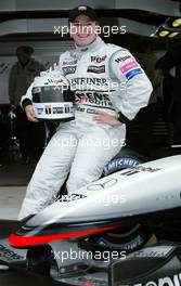 27.09.2002 Indianapolis, USA, F1 in Indianapolis, Freitag, Fotocall, US-Rennfahrerin SARAH FISHER im West McLaren Mercedes F1 Wagen vor der Box des Teams, 2002 SAP United States Grand Prix - (USGP, Formel 1, USA, Grand Prix, GP). c xpb.cc - weitere Bilder auf der Datenbank unter www.xpb.cc - Email: info@xpb.cc