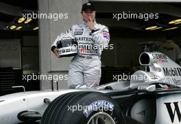 27.09.2002 Indianapolis, USA, F1 in Indianapolis, Freitag, Fotocall, US-Rennfahrerin SARAH FISHER im West McLaren Mercedes F1 Wagen vor der Box des Teams, 2002 SAP United States Grand Prix - (USGP, Formel 1, USA, Grand Prix, GP). c xpb.cc - weitere Bilder auf der Datenbank unter www.xpb.cc - Email: info@xpb.cc