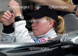 27.09.2002 Indianapolis, USA, F1 in Indianapolis, Freitag, Fotocall, US-Rennfahrerin SARAH FISHER im West McLaren Mercedes F1 Wagen vor der Box des Teams, 2002 SAP United States Grand Prix - (USGP, Formel 1, USA, Grand Prix, GP). c xpb.cc - weitere Bilder auf der Datenbank unter www.xpb.cc - Email: info@xpb.cc