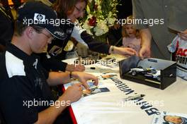 26.09.2002 Indianapolis, USA, F1 in Indianapolis, Donnerstag, Ralf Schumacher (BMW WilliamsF1) im Nordstrom Kaufhaus in Inianapolis Downtown bei einer Autogrammstunde, 2002 SAP United States Grand Prix - (USGP, Formel 1, USA, Grand Prix, GP). c xpb.cc - weitere Bilder auf der Datenbank unter www.xpb.cc - Email: info@xpb.cc