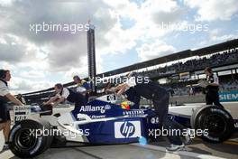 27.09.2002 Indianapolis, USA, F1 in Indianapolis, Freitag, Ralf Schumacher (BMW WilliamsF1) in der Box, 2002 SAP United States Grand Prix - (USGP, Formel 1, USA, Grand Prix, GP). c xpb.cc - weitere Bilder auf der Datenbank unter www.xpb.cc - Email: info@xpb.cc