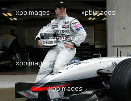 27.09.2002 Indianapolis, USA, F1 in Indianapolis, Freitag, Fotocall, US-Rennfahrerin SARAH FISHER im West McLaren Mercedes F1 Wagen vor der Box des Teams, 2002 SAP United States Grand Prix - (USGP, Formel 1, USA, Grand Prix, GP). c xpb.cc - weitere Bilder auf der Datenbank unter www.xpb.cc - Email: info@xpb.cc