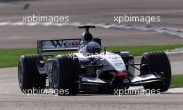 27.09.2002 Indianapolis, USA, F1 in Indianapolis, Freitag, US-Rennfahrerin SARAH FISHER fährt im West McLaren Mercedes F1 Wagen einige Demonstrationsrunden auf der Stecke, 2002 SAP United States Grand Prix - (USGP, Formel 1, USA, Grand Prix, GP). c xpb.cc - weitere Bilder auf der Datenbank unter www.xpb.cc - Email: info@xpb.cc