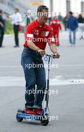 28.09.2002 Indianapolis, USA, F1 in Indianapolis, Samstag, Michael Schumacher (Ferrari) auf einem Elektroscooter im Paddock Bereich, 2002 SAP United States Grand Prix - (USGP, Formel 1, USA, Grand Prix, GP). c xpb.cc - weitere Bilder auf der Datenbank unter www.xpb.cc - Email: info@xpb.cc