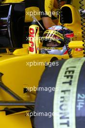 28.09.2002 Indianapolis, USA, F1 in Indianapolis, Samstag, Takuma Sato (Jordan Honda) in der Box, 2002 SAP United States Grand Prix - (USGP, Formel 1, USA, Grand Prix, GP). c xpb.cc - weitere Bilder auf der Datenbank unter www.xpb.cc - Email: info@xpb.cc