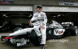 27.09.2002 Indianapolis, USA, F1 in Indianapolis, Freitag, Fotocall, US-Rennfahrerin SARAH FISHER im West McLaren Mercedes F1 Wagen vor der Box des Teams, 2002 SAP United States Grand Prix - (USGP, Formel 1, USA, Grand Prix, GP). c xpb.cc - weitere Bilder auf der Datenbank unter www.xpb.cc - Email: info@xpb.cc