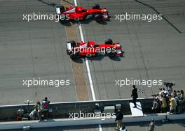 29.09.2002 Indianapolis, USA, F1 in Indianapolis, Sonntag 29.09.2002, Podium, Michael Schumacher und Rubens Barrichello überfahren die Ziellinie, 2002 SAP United States Grand Prix - (USGP, Formel 1, USA, Grand Prix, GP). c xpb.cc - weitere Bilder auf der Datenbank unter www.xpb.cc - Email: info@xpb.cc (PRINT ENGLAND OUT)