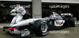 27.09.2002 Indianapolis, USA, F1 in Indianapolis, Freitag, Fotocall, US-Rennfahrerin SARAH FISHER im West McLaren Mercedes F1 Wagen vor der Box des Teams, 2002 SAP United States Grand Prix - (USGP, Formel 1, USA, Grand Prix, GP). c xpb.cc - weitere Bilder auf der Datenbank unter www.xpb.cc - Email: info@xpb.cc