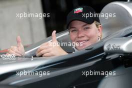 27.09.2002 Indianapolis, USA, F1 in Indianapolis, Freitag, Fotocall, US-Rennfahrerin SARAH FISHER im West McLaren Mercedes F1 Wagen vor der Box des Teams, 2002 SAP United States Grand Prix - (USGP, Formel 1, USA, Grand Prix, GP). c xpb.cc - weitere Bilder auf der Datenbank unter www.xpb.cc - Email: info@xpb.cc