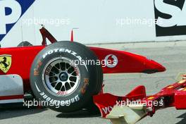 27.09.2002 Indianapolis, USA, F1 in Indianapolis, Freitag, Rubens Barrichello (Ferrari, F2002, Nr. 02) auf der Strecke - er crashte in die Mauer - hier sein Wagen, 2002 SAP United States Grand Prix - (USGP, Formel 1, USA, Grand Prix, GP). c xpb.cc - weitere Bilder auf der Datenbank unter www.xpb.cc - Email: info@xpb.cc