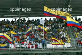 28.09.2002 Indianapolis, USA, F1 in Indianapolis, Samstag, FEATURE - Tribünen und Montoya Fans, 2002 SAP United States Grand Prix - (USGP, Formel 1, USA, Grand Prix, GP). c xpb.cc - weitere Bilder auf der Datenbank unter www.xpb.cc - Email: info@xpb.cc