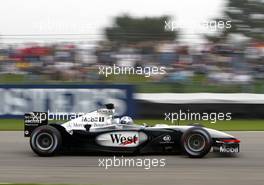 28.09.2002 Indianapolis, USA, F1 in Indianapolis, Samstag, David Coulthard (McLaren Mercedes, MP4-17, Nr. 03) auf der Strecke, 2002 SAP United States Grand Prix - (USGP, Formel 1, USA, Grand Prix, GP). c xpb.cc - weitere Bilder auf der Datenbank unter www.xpb.cc - Email: info@xpb.cc