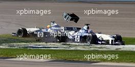 29.09.2002 Indianapolis, USA, F1 in Indianapolis, Sonntag 29.09.2002, Start zu Rennen, Juan Pablo Montoya und Ralf Schumacher kommen sich in Runde 2 in den Weg, RS verliert seinen Heckflügel, 2002 SAP United States Grand Prix - (USGP, Formel 1, USA, Grand Prix, GP). c xpb.cc - weitere Bilder auf der Datenbank unter www.xpb.cc - Email: info@xpb.cc