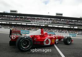 27.09.2002 Indianapolis, USA, F1 in Indianapolis, Freitag, Michael Schumacher (Ferrari, F2002, Nr. 01) auf der Strecke, 2002 SAP United States Grand Prix - (USGP, Formel 1, USA, Grand Prix, GP). c xpb.cc - weitere Bilder auf der Datenbank unter www.xpb.cc - Email: info@xpb.cc