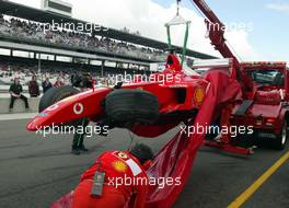 27.09.2002 Indianapolis, USA, F1 in Indianapolis, Freitag, Rubens Barrichello (Ferrari, F2002, Nr. 02) auf der Strecke - er crashte in die Mauer - hier sein Wagen, 2002 SAP United States Grand Prix - (USGP, Formel 1, USA, Grand Prix, GP). c xpb.cc - weitere Bilder auf der Datenbank unter www.xpb.cc - Email: info@xpb.cc