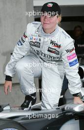 27.09.2002 Indianapolis, USA, F1 in Indianapolis, Freitag, Fotocall, US-Rennfahrerin SARAH FISHER im West McLaren Mercedes F1 Wagen vor der Box des Teams, 2002 SAP United States Grand Prix - (USGP, Formel 1, USA, Grand Prix, GP). c xpb.cc - weitere Bilder auf der Datenbank unter www.xpb.cc - Email: info@xpb.cc