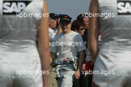 29.09.2002 Indianapolis, USA, F1 in Indianapolis, Sonntag 29.09.2002, Kimi Raikkonen auf dem Weg zur Fahrerparade, vorbei an den Gridgirls, 2002 SAP United States Grand Prix - (USGP, Formel 1, USA, Grand Prix, GP). c xpb.cc - weitere Bilder auf der Datenbank unter www.xpb.cc - Email: info@xpb.cc