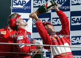 29.09.2002 Indianapolis, USA, F1 in Indianapolis, Sonntag 29.09.2002, Podium, Michael Schumacher und Rubens Barrichello, 2002 SAP United States Grand Prix - (USGP, Formel 1, USA, Grand Prix, GP). c xpb.cc - weitere Bilder auf der Datenbank unter www.xpb.cc - Email: info@xpb.cc