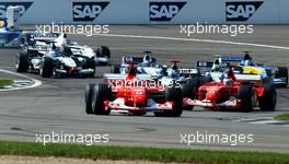 29.09.2002 Indianapolis, USA, F1 in Indianapolis, Sonntag 29.09.2002, Start zu Rennen, Michael Schumacher (Ferrari, F2002, Nr. 01) und Rubens Barrichello auf der Strecke vor dem Feld, 2002 SAP United States Grand Prix - (USGP, Formel 1, USA, Grand Prix, GP). c xpb.cc - weitere Bilder auf der Datenbank unter www.xpb.cc - Email: info@xpb.cc