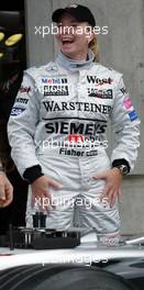 27.09.2002 Indianapolis, USA, F1 in Indianapolis, Freitag, Fotocall, US-Rennfahrerin SARAH FISHER im West McLaren Mercedes F1 Wagen vor der Box des Teams, 2002 SAP United States Grand Prix - (USGP, Formel 1, USA, Grand Prix, GP). c xpb.cc - weitere Bilder auf der Datenbank unter www.xpb.cc - Email: info@xpb.cc