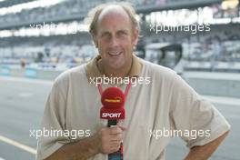 30.09.2002 Indianapolis, USA, F1 in Indianapolis, Sonntag 29.09.2002, der ehemalige Formel1 Fahrer und heutige Premiere-Experte/ Moderator Hans-Joachim Stuck, Portrait, 2002 SAP United States Grand Prix - (USGP, Formel 1, USA, Grand Prix, GP). c xpb.cc - weitere Bilder auf der Datenbank unter www.xpb.cc - Email: info@xpb.cc