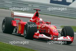 28.09.2002 Indianapolis, USA, F1 in Indianapolis, Samstag, Michael Schumacher (Ferrari, F2002, Nr. 01) auf der Strecke, 2002 SAP United States Grand Prix - (USGP, Formel 1, USA, Grand Prix, GP). c xpb.cc - weitere Bilder auf der Datenbank unter www.xpb.cc - Email: info@xpb.cc