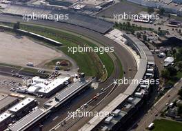 26.09.2002 Indianapolis, USA, ARCHIVBILD von 2000, Vorschau auf den USGP 2002, Das längste Vollgasstück der F1 - Luftaufnahme der Steilkurve zur Zielgerade beim Formel 1 Grand Prix der USA am Wochenende in Indianapolis.  c xpb.cc