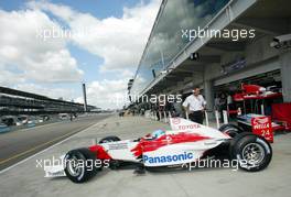 27.09.2002 Indianapolis, USA, F1 in Indianapolis, Freitag, Mika Salo (Toyota Racing) in der Box, 2002 SAP United States Grand Prix - (USGP, Formel 1, USA, Grand Prix, GP). c xpb.cc - weitere Bilder auf der Datenbank unter www.xpb.cc - Email: info@xpb.cc