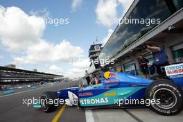 27.09.2002 Indianapolis, USA, F1 in Indianapolis, Freitag, Heinz Harald Frentzen (Sauber Petronas) in der Box, 2002 SAP United States Grand Prix - (USGP, Formel 1, USA, Grand Prix, GP). c xpb.cc - weitere Bilder auf der Datenbank unter www.xpb.cc - Email: info@xpb.cc