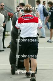 28.09.2002 Indianapolis, USA, F1 in Indianapolis, Samstag, ein Bridgestone Mechaniker im Paddock Bereich, Reifen, 2002 SAP United States Grand Prix - (USGP, Formel 1, USA, Grand Prix, GP). c xpb.cc - weitere Bilder auf der Datenbank unter www.xpb.cc - Email: info@xpb.cc