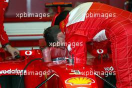 27.09.2002 Indianapolis, USA, F1 in Indianapolis, Freitag, vor dem Training nimmt Michael Schumacher (Ferrari) in seinem Wagen platz und lässt sich den Sitz anpassen, 2002 SAP United States Grand Prix - (USGP, Formel 1, USA, Grand Prix, GP). c xpb.cc - weitere Bilder auf der Datenbank unter www.xpb.cc - Email: info@xpb.cc