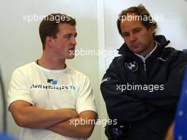 27.09.2002 Indianapolis, USA, F1 in Indianapolis, Freitag, Ralf Schumacher (BMW WilliamsF1) in der Box mit Gerhard Berger, 2002 SAP United States Grand Prix - (USGP, Formel 1, USA, Grand Prix, GP). c xpb.cc - weitere Bilder auf der Datenbank unter www.xpb.cc - Email: info@xpb.cc