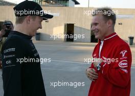 27.09.2002 Indianapolis, USA, F1 in Indianapolis, Freitag, Kimi Raikkonen - Räikkönen (McLaren Mercedes) und Mika Salo (Toyota Racing) im Paddock Bereich, 2002 SAP United States Grand Prix - (USGP, Formel 1, USA, Grand Prix, GP). c xpb.cc - weitere Bilder auf der Datenbank unter www.xpb.cc - Email: info@xpb.cc